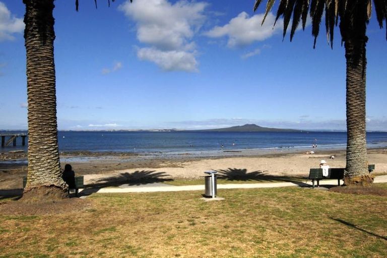 Photo of property in 2/533 Beach Road, Murrays Bay, Auckland, 0630