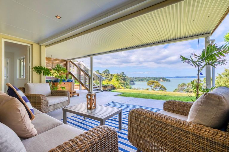 Photo of property in 32 Arama Avenue, Titirangi, Auckland, 0604