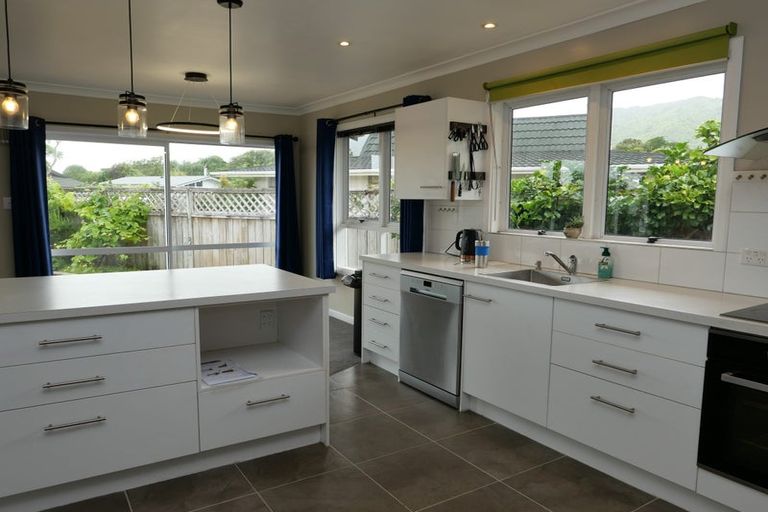 Photo of property in 4 Tawa Street, Waikanae, 5036