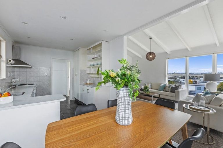 Photo of property in 1/8 Ludlow Terrace, Totara Vale, Auckland, 0627