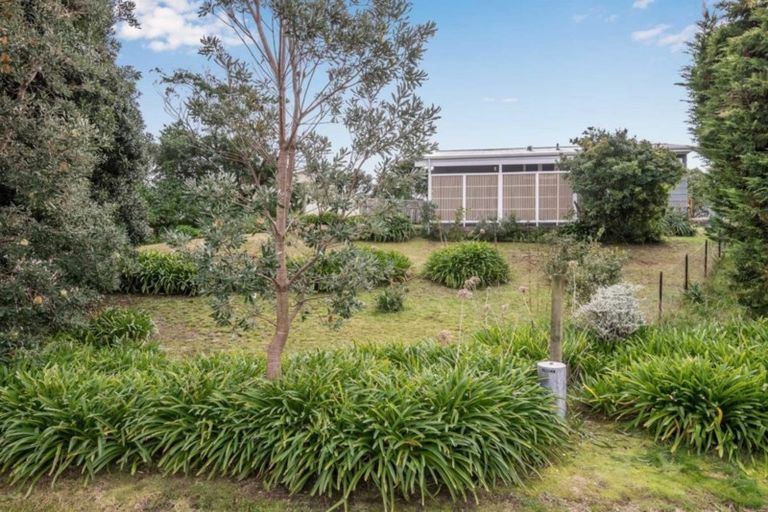 Photo of property in 9 Freyberg Crescent, Waikanae Beach, Waikanae, 5036