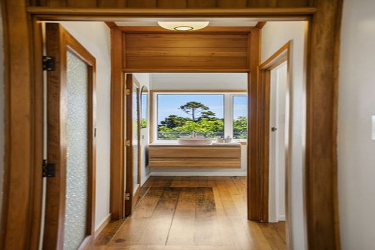 Photo of property in 41 Te Ahuahu Road, Piha, New Lynn, 0772