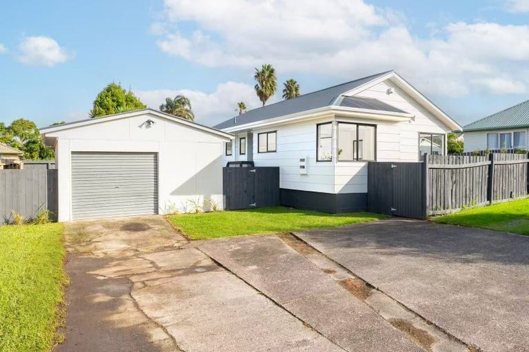 Photo of property in 2/7 Rewarewa Road, Te Atatu Peninsula, Auckland, 0610
