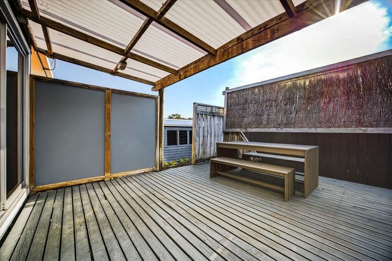 Photo of property in 12 Firle Place, Green Bay, Auckland, 0604