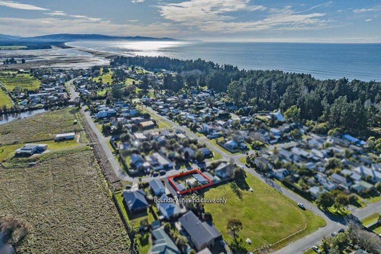 Photo of property in 31 Broadway Avenue, Waikuku Beach, 7473