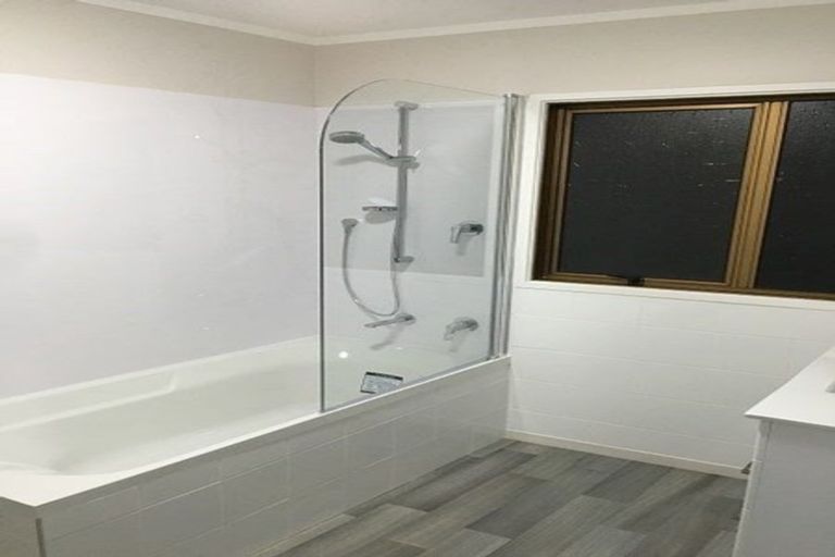 Photo of property in 56 Ravenwood Drive, Forrest Hill, Auckland, 0620