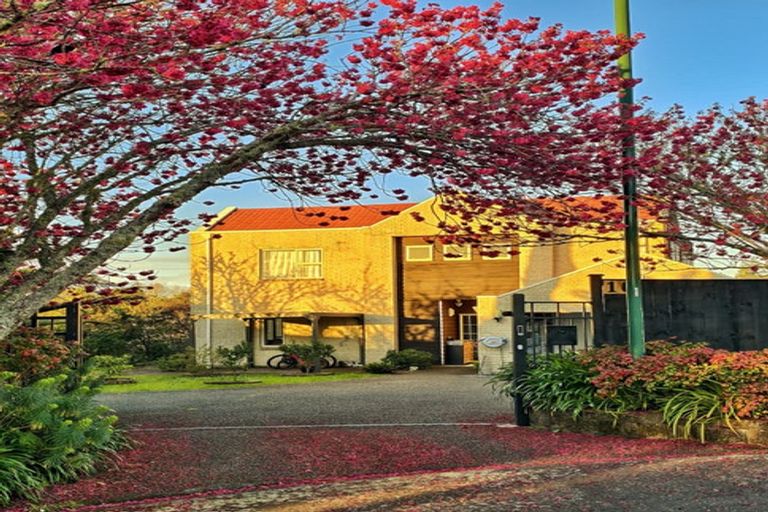 Photo of property in 16 Almond Grove, Greenhithe, Auckland, 0632