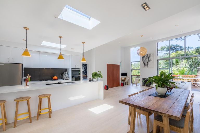 Photo of property in 39 Warner Park Avenue, Laingholm, Auckland, 0604