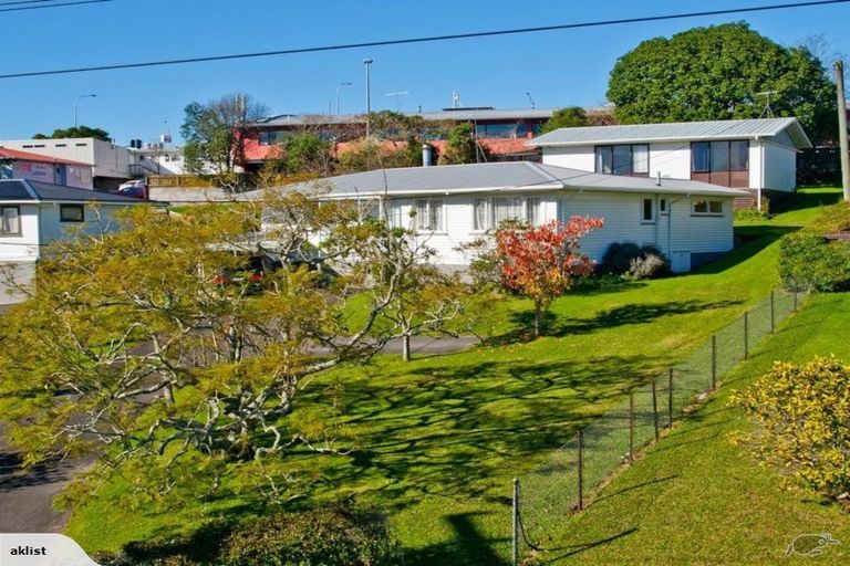 Photo of property in 3 Sunnyfield Crescent, Glenfield, Auckland, 0629