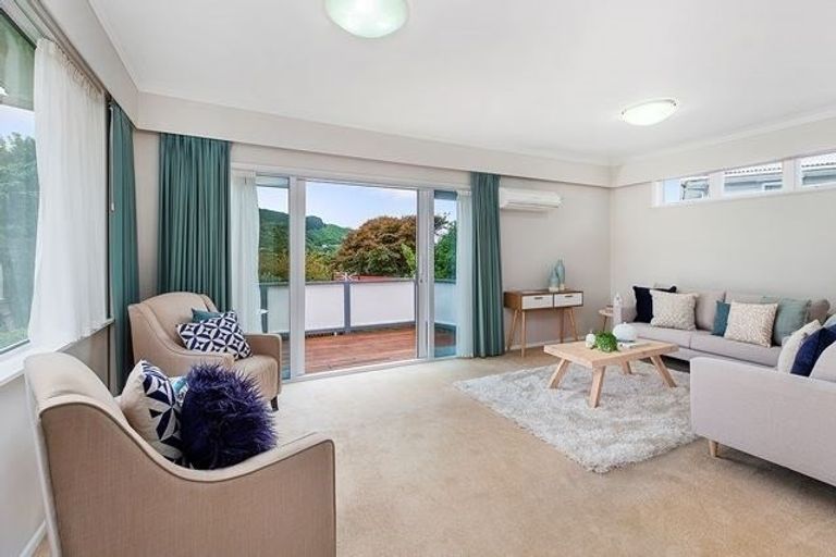 Photo of property in 6 Larsen Crescent, Tawa, Wellington, 5028