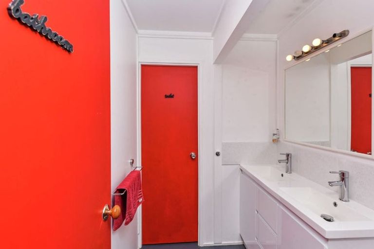 Photo of property in 1/305 East Coast Road, Mairangi Bay, Auckland, 0630