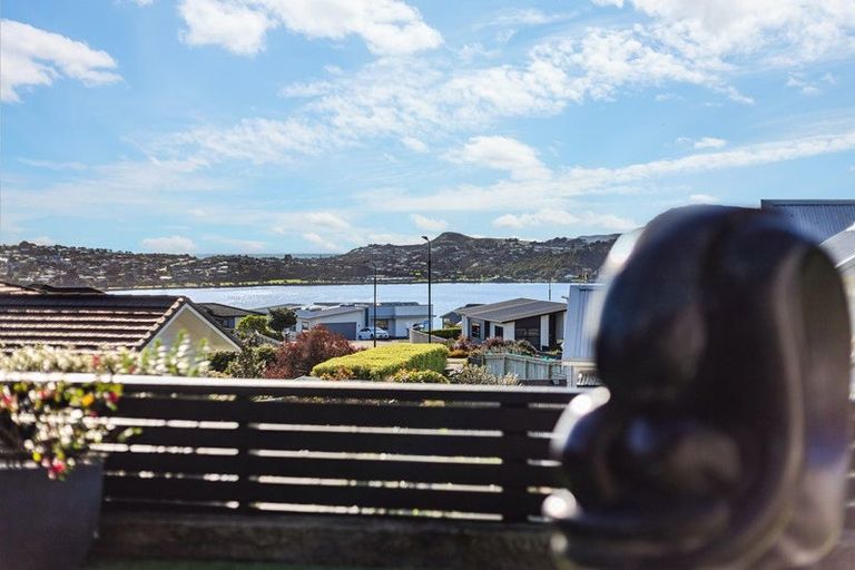 Photo of property in 86 Queen Charlotte Drive, Aotea, Porirua, 5024