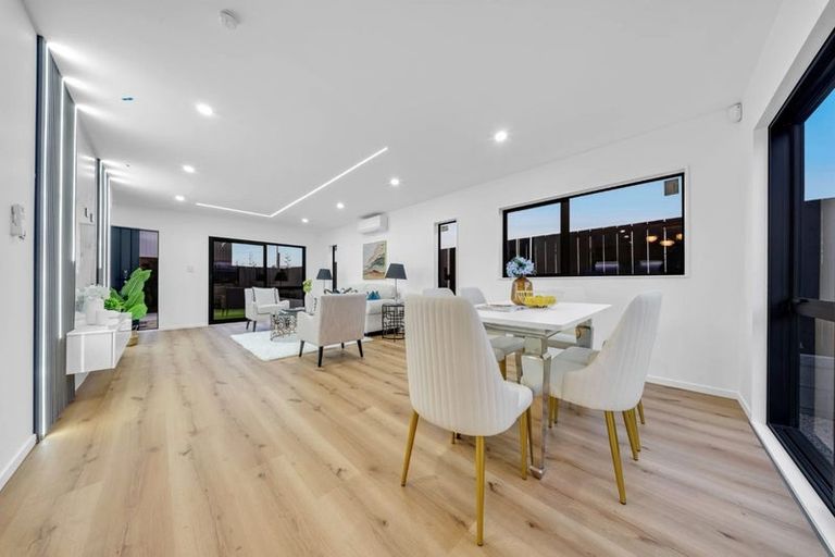 Photo of property in 106b Edgewater Drive, Pakuranga, Auckland, 2010