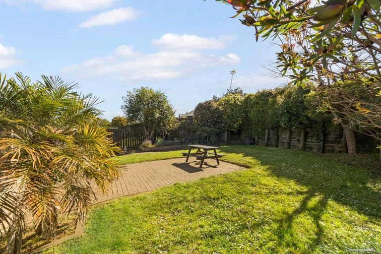 Photo of property in 5 Lagoon Way, West Harbour, Auckland, 0618