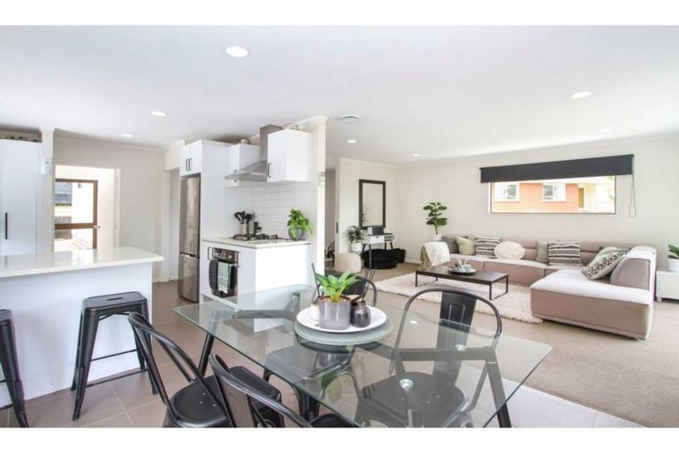 Photo of property in 1/27 Sovereign Place, Glenfield, Auckland, 0629