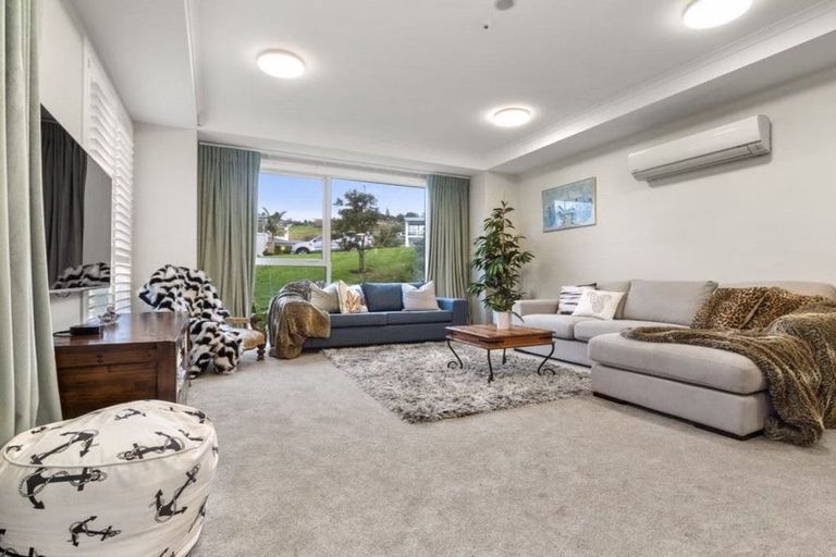 Photo of property in 73 Panorama Heights, Orewa, 0931