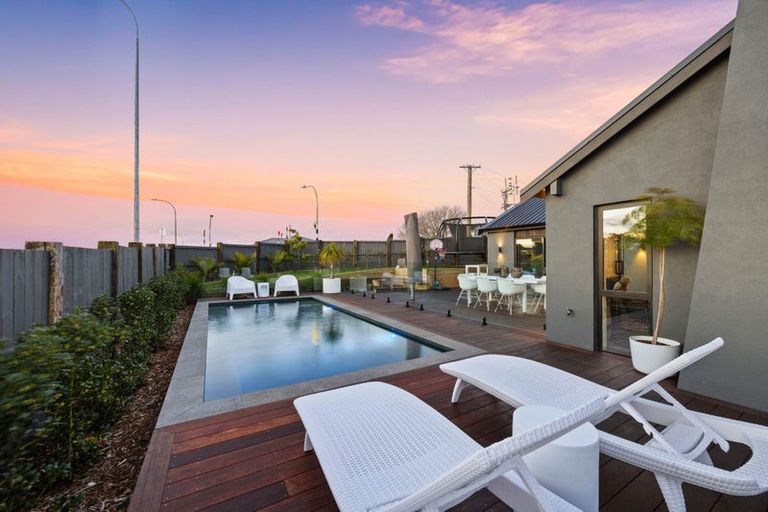 Photo of property in 2 Somerville Road, Shelly Park, Auckland, 2014