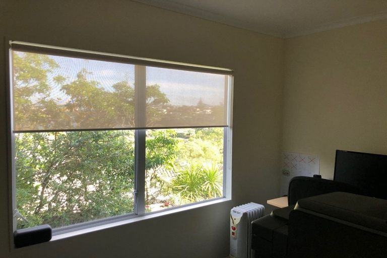 Photo of property in 4 Portal Place, Murrays Bay, Auckland, 0630