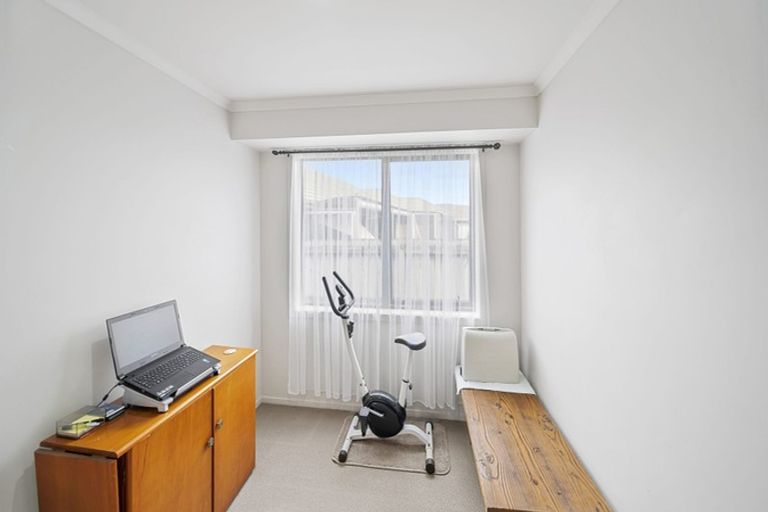 Photo of property in 16 Breaker Grove, Waiuku, 2123