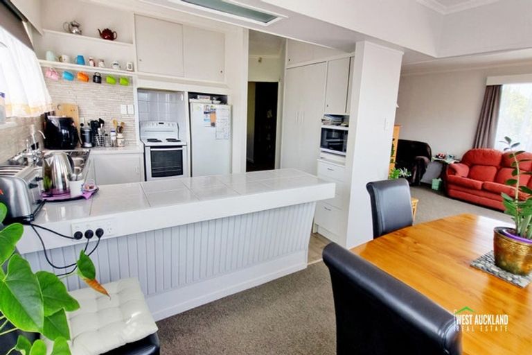 Photo of property in 24 Sherwood Avenue, Te Atatu South, Auckland, 0610