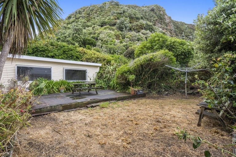 Photo of property in 77 Breaker Bay Road, Breaker Bay, Wellington, 6022