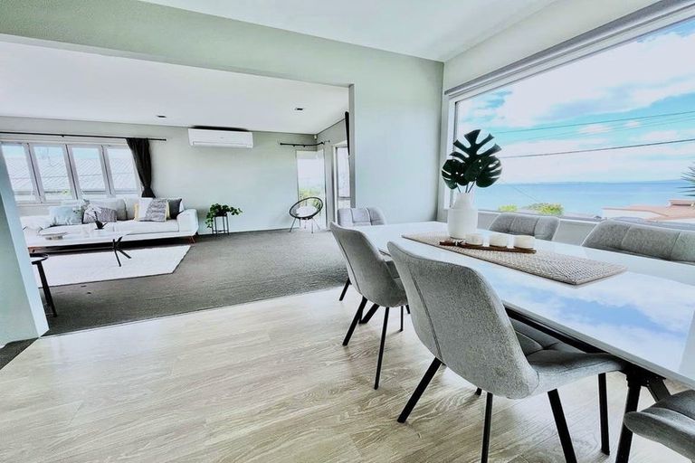 Photo of property in 1/39 Wade River Road, Stanmore Bay, Whangaparaoa, 0932