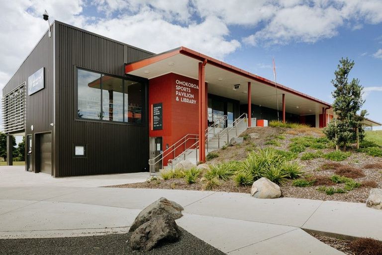 Photo of property in 21 Omokoroa Road, Omokoroa, 3114