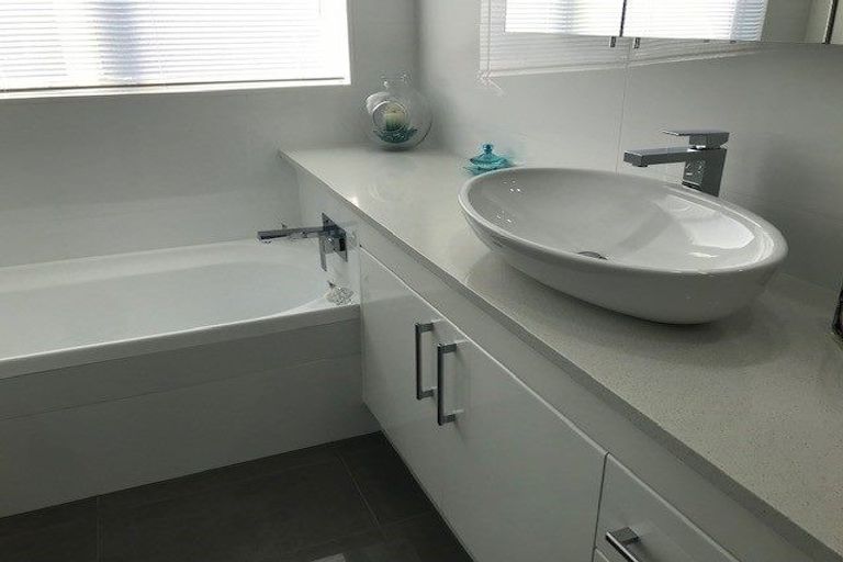 Photo of property in 2/270 Cascades Road, Botany Downs, Auckland, 2010