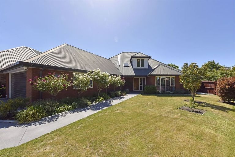 Photo of property in 11 Thornwood Place, Redwood, Christchurch, 8051