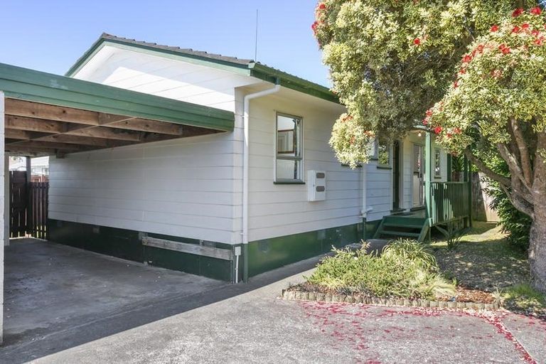 Photo of property in 92b Beach Road, Te Atatu Peninsula, Auckland, 0610