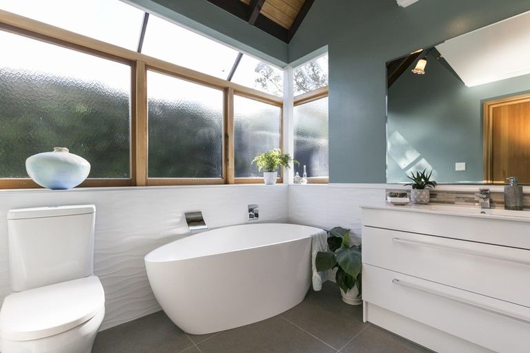 Photo of property in 4 Inverell Way, Seatoun, Wellington, 6022