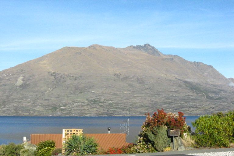 Photo of property in 60 Cedar Drive, Kelvin Heights, Queenstown, 9300