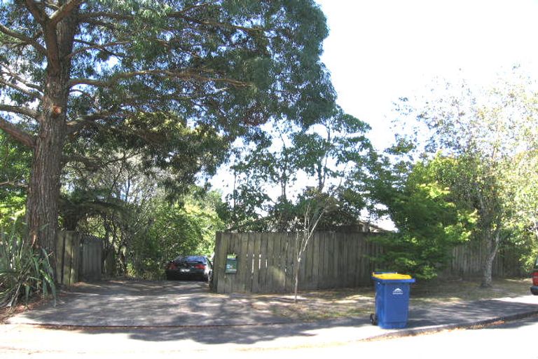 Photo of property in 6 Tahu Crescent, Sunnynook, Auckland, 0620