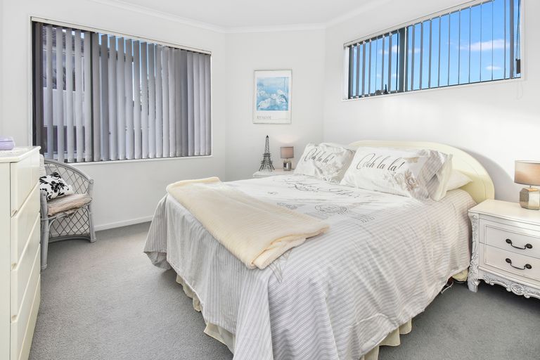 Photo of property in 2/11 The Rosebowl, Sunnyhills, Auckland, 2010