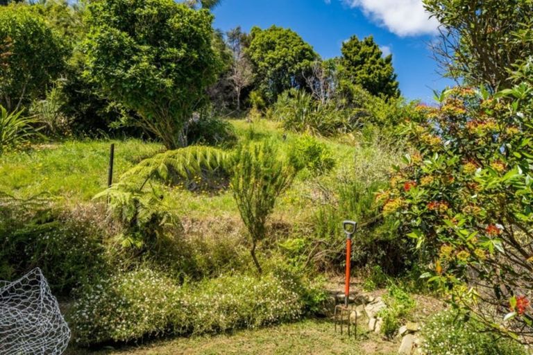 Photo of property in 10 Latham Road, York Bay, Lower Hutt, 5013