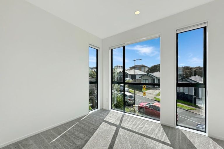 Photo of property in 140 Tiriwa Drive, Massey, Auckland, 0614