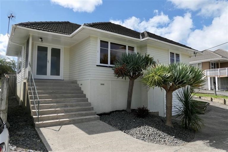Photo of property in 13 Glen Marine Parade, Glendene, Auckland, 0602