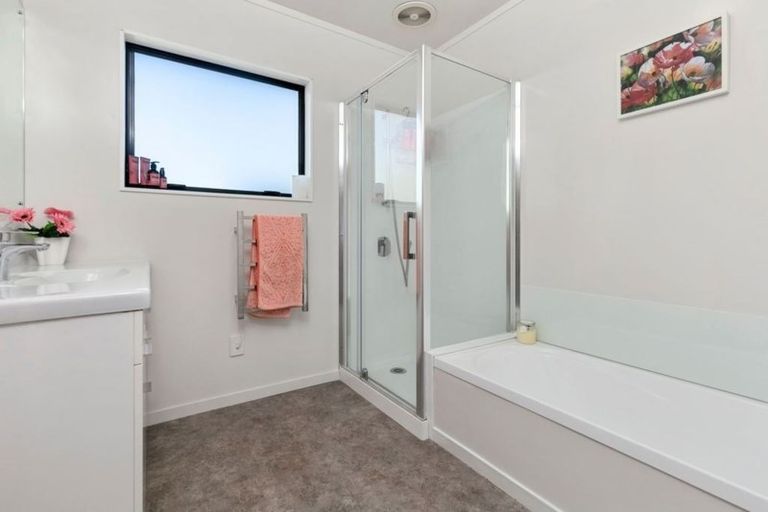 Photo of property in 2/39 Browns Bay Road, Browns Bay, Auckland, 0630