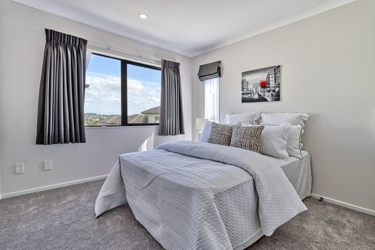 Photo of property in 16 Andover Way, Goodwood Heights, Auckland, 2105