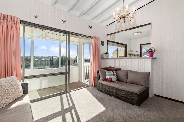 Photo of property in 2/58 Pupuke Road, Hillcrest, Auckland, 0627