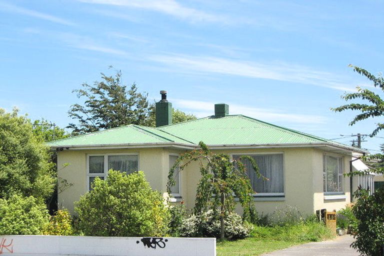 Photo of property in 7 Wainoni Road, Wainoni, Christchurch, 8061