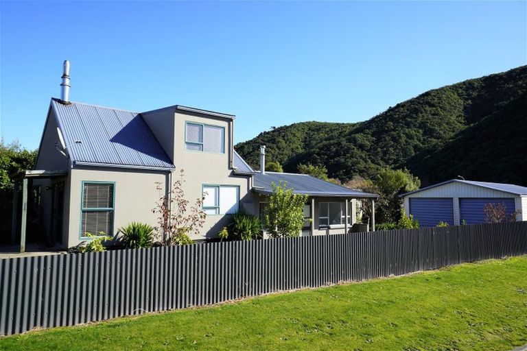 Photo of property in 44 Beach Road, Waikawa, Picton, 7220
