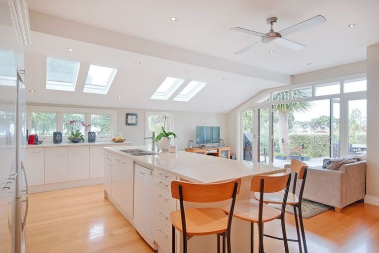 Photo of property in 1/42 Churchill Road, Murrays Bay, Auckland, 0630