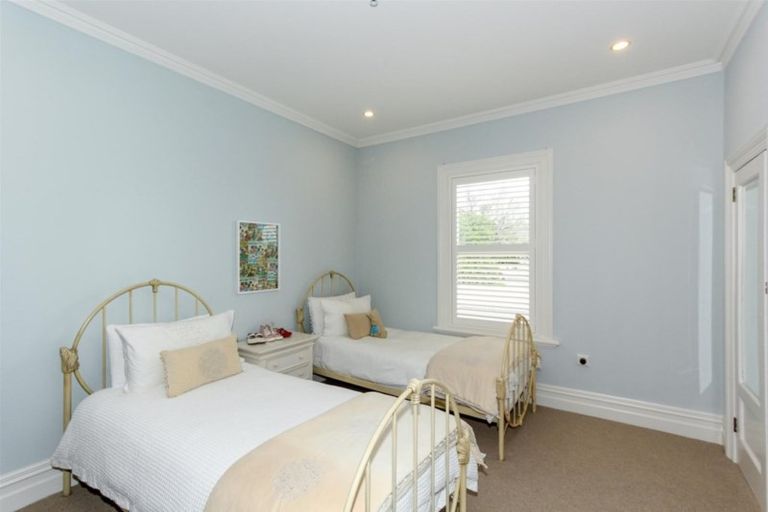 Photo of property in 28 Waiwaka Terrace, Strandon, New Plymouth, 4312