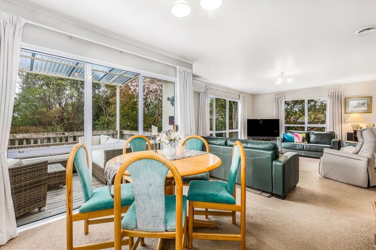 Photo of property in 21 Saunders Close, Whitby, Porirua, 5024