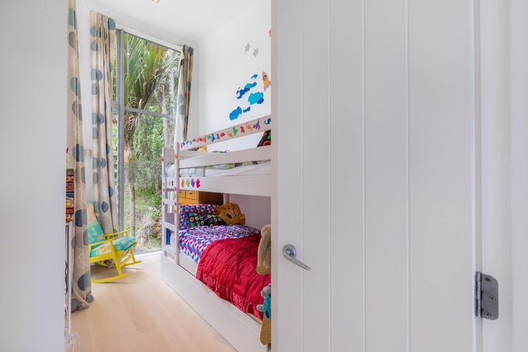 Photo of property in 39 Warner Park Avenue, Laingholm, Auckland, 0604