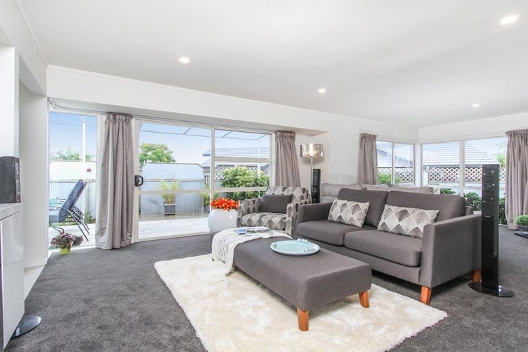 Photo of property in 14 Bridgehead Cove, West Harbour, Auckland, 0618
