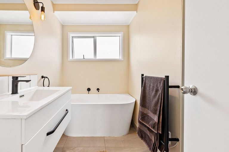 Photo of property in 42a Rautawhiri Road, Helensville, 0800