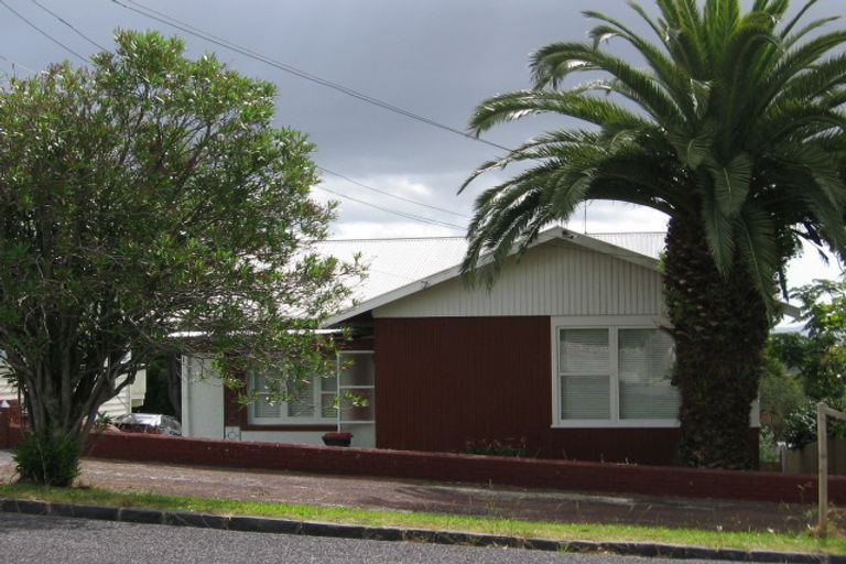 Photo of property in 13 Roberton Road, Avondale, Auckland, 1026