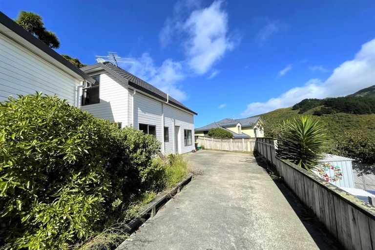 Photo of property in 30a Domanski Crescent, Owhiro Bay, Wellington, 6023